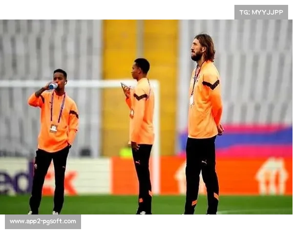 更衣室内，球员们观看比赛录像，分析战术执行细节